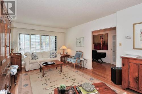 26 Ashglen Way, Markham, ON - Indoor Photo Showing Living Room