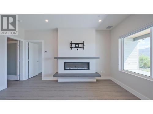 400 Vista Park Unit# 412, Penticton, BC - Indoor Photo Showing Living Room With Fireplace