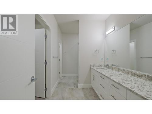 400 Vista Park Unit# 412, Penticton, BC - Indoor Photo Showing Bathroom