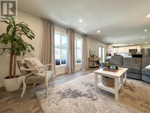 10015 87Th Street, Osoyoos, BC - Indoor Photo Showing Living Room