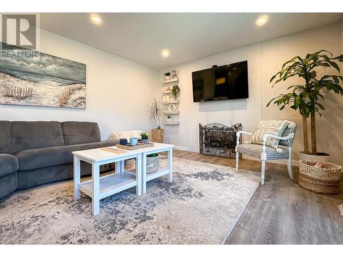 10015 87Th Street, Osoyoos, BC - Indoor Photo Showing Living Room