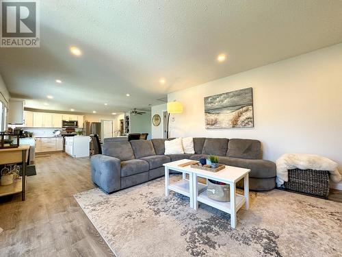 10015 87Th Street, Osoyoos, BC - Indoor Photo Showing Living Room