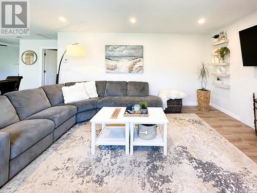 10015 87Th Street, Osoyoos, BC - Indoor Photo Showing Living Room