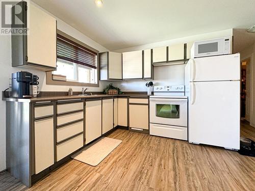 10015 87Th Street, Osoyoos, BC - Indoor Photo Showing Kitchen