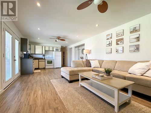 10015 87Th Street, Osoyoos, BC - Indoor Photo Showing Living Room