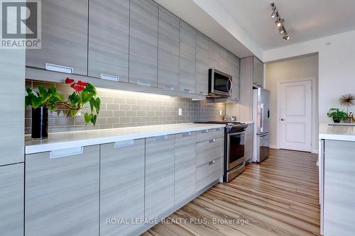 2604 - 75 Eglinton Avenue W, Mississauga (Hurontario), ON - Indoor Photo Showing Kitchen With Upgraded Kitchen