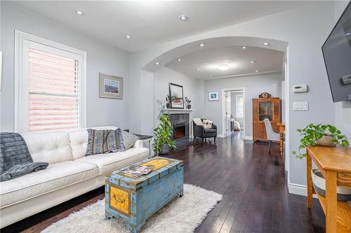 28 East 27Th Street, Hamilton, ON - Indoor Photo Showing Living Room