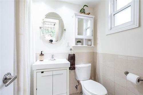 28 East 27Th Street, Hamilton, ON - Indoor Photo Showing Bathroom