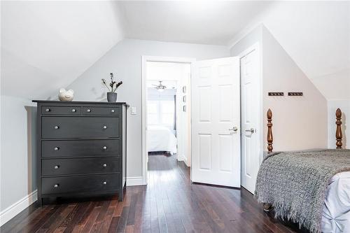 28 East 27Th Street, Hamilton, ON - Indoor Photo Showing Bedroom