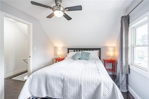 28 East 27Th Street, Hamilton, ON - Indoor Photo Showing Bedroom