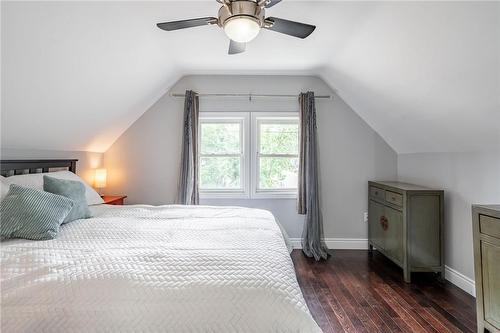 28 East 27Th Street, Hamilton, ON - Indoor Photo Showing Bedroom