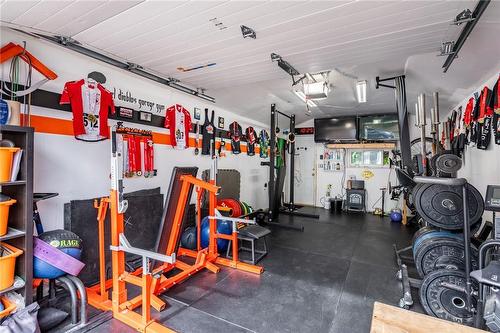 28 East 27Th Street, Hamilton, ON - Indoor Photo Showing Garage