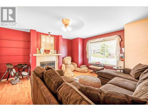 2353 Shannon Woods Drive, West Kelowna, BC - Indoor Photo Showing Living Room With Fireplace