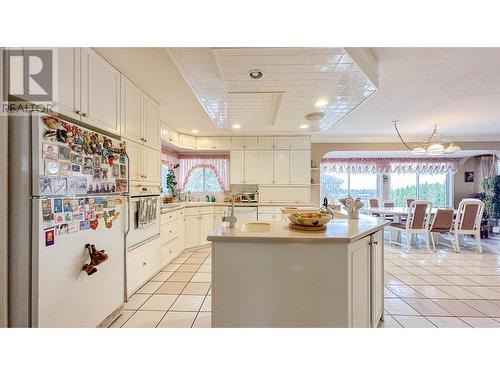 1225 Mountain Avenue, Kelowna, BC - Indoor Photo Showing Kitchen