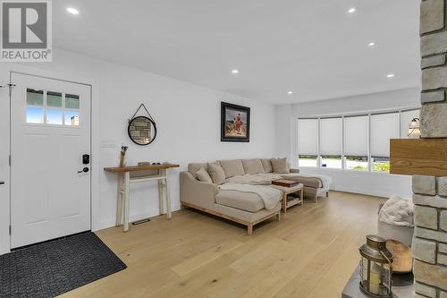 475 Eldorado Road, Kelowna, BC - Indoor Photo Showing Living Room