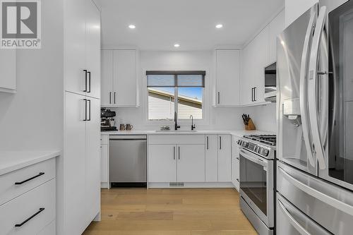 475 Eldorado Road, Kelowna, BC - Indoor Photo Showing Kitchen With Upgraded Kitchen