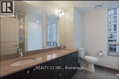 10 - 88 Sheppard Avenue E, Toronto, ON - Indoor Photo Showing Bathroom