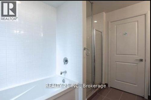 10 - 88 Sheppard Avenue E, Toronto, ON - Indoor Photo Showing Bathroom