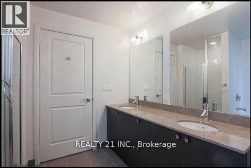 10 - 88 Sheppard Avenue E, Toronto, ON - Indoor Photo Showing Bathroom