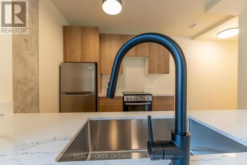 402 - 11 Robert Street, Hamilton, ON - Indoor Photo Showing Kitchen