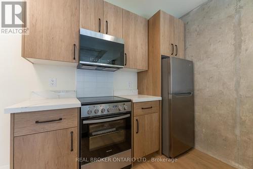 301 - 11 Robert Street, Hamilton, ON - Indoor Photo Showing Kitchen