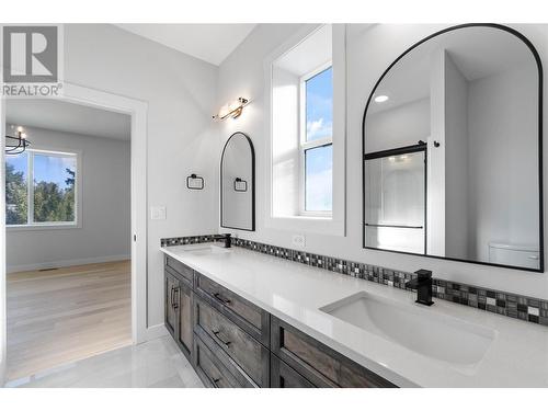 1840 10 Street Sw Unit# 9, Salmon Arm, BC - Indoor Photo Showing Bathroom