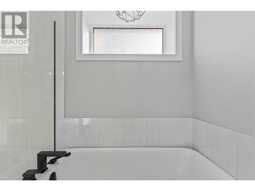 1840 10 Street Sw Unit# 16, Salmon Arm, BC - Indoor Photo Showing Bathroom