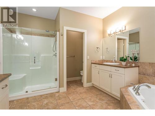 2421 Glacier Court Unit# 18, Kelowna, BC - Indoor Photo Showing Bathroom