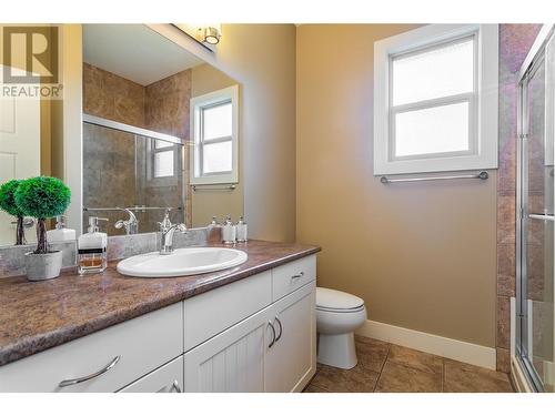 2421 Glacier Court Unit# 18, Kelowna, BC - Indoor Photo Showing Bathroom