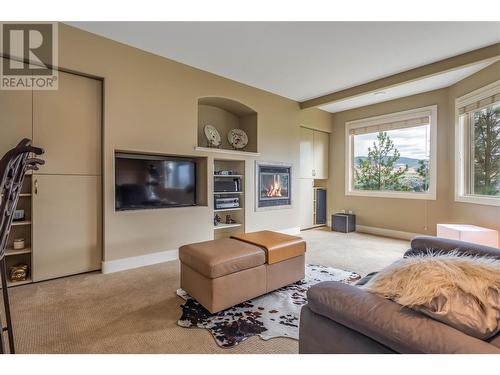 2421 Glacier Court Unit# 18, Kelowna, BC - Indoor Photo Showing Living Room With Fireplace