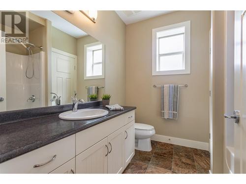 2421 Glacier Court Unit# 18, Kelowna, BC - Indoor Photo Showing Bathroom