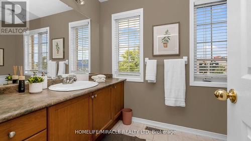 1151 Charlton Way, Milton (Dempsey), ON - Indoor Photo Showing Bathroom