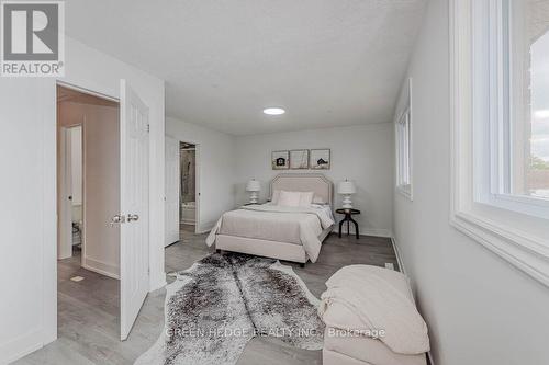 D8 - 527 Woodlawn Road E, Guelph (Brant), ON - Indoor Photo Showing Bedroom