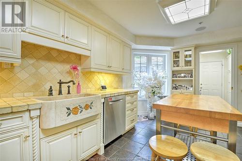 214 Crystal Bay Drive, Amherstburg, ON - Indoor Photo Showing Kitchen