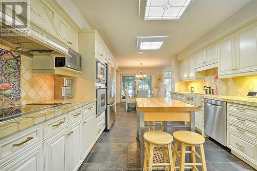 214 Crystal Bay Drive, Amherstburg, ON - Indoor Photo Showing Kitchen With Upgraded Kitchen