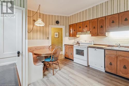 1380 4Th Avenue W, Owen Sound, ON - Indoor Photo Showing Kitchen