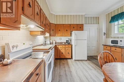 1380 4Th Avenue W, Owen Sound, ON - Indoor Photo Showing Kitchen