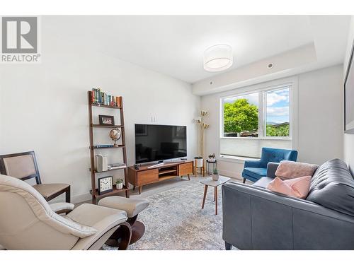 847 Morrison Avenue Unit# 1, Kelowna, BC - Indoor Photo Showing Living Room