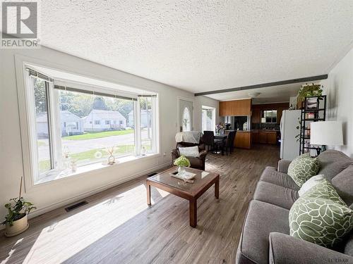 199 Montgomery Ave, Temiskaming Shores, ON - Indoor Photo Showing Living Room