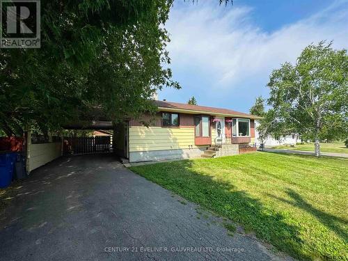 199 Montgomery Ave, Temiskaming Shores, ON - Indoor Photo Showing Living Room