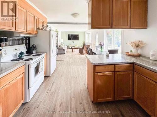 199 Montgomery Ave, Temiskaming Shores, ON - Indoor Photo Showing Kitchen