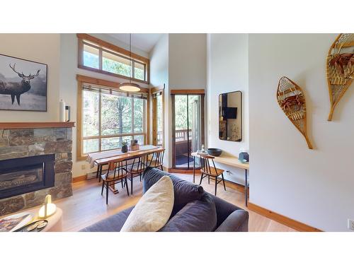 442 - 4559 Timberline Crescent, Fernie, BC - Indoor Photo Showing Living Room With Fireplace