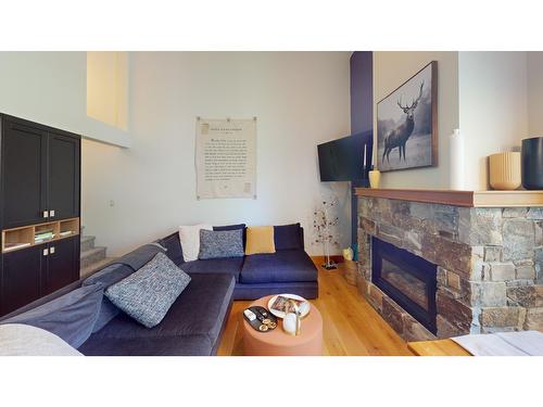 442 - 4559 Timberline Crescent, Fernie, BC - Indoor Photo Showing Living Room With Fireplace