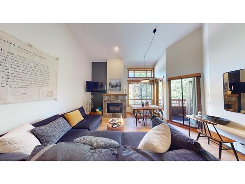 442 - 4559 Timberline Crescent, Fernie, BC - Indoor Photo Showing Living Room With Fireplace