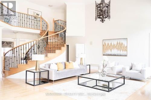 15 Birchbark Court, Richmond Hill, ON - Indoor Photo Showing Living Room