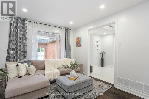 111 Forest Drive, Vaughan (West Woodbridge), ON - Indoor Photo Showing Living Room