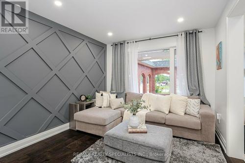 111 Forest Drive, Vaughan (West Woodbridge), ON - Indoor Photo Showing Living Room