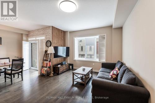 18 Whaley Lane, Hamilton (Ancaster), ON - Indoor Photo Showing Living Room