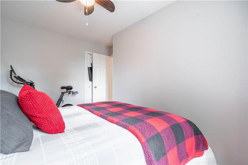 1523 Westminster Place, Burlington, ON - Indoor Photo Showing Bedroom