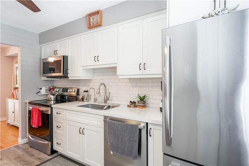 1523 Westminster Place, Burlington, ON - Indoor Photo Showing Kitchen With Double Sink With Upgraded Kitchen